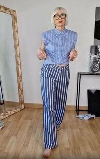 【海外マダム】ネイビーの〈ストライプパンツ〉で…　表情の違う「3種のおしゃれコーデ」を披露