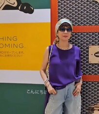 「安全ピンで簡単デコ」【70歳マダム】ZARAの“ラインストーンデニム”を自分流アレンジ！パールを加えた華やかデニムコーデに「素晴らしいアイデア」の声
