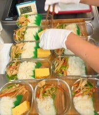 【10人分のお弁当作り】忙しい会社員主婦の〈節約鶏むね弁当〉が美味しそう！「節約どころか豪華弁当です」