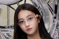 Kōki,超ミニ丈ワンピで美脚全開！まるで妖精！淡いブルーの可憐コーデで魅了