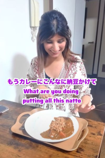 初めての納豆カレーに困惑気味のインド人女性