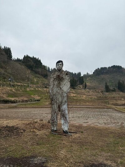 畑に立つ謎のパネル