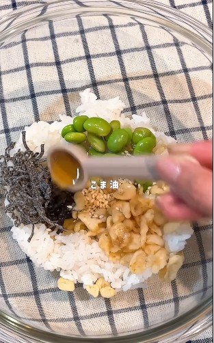 ご飯に具材を混ぜておにぎりメーカーで形成する