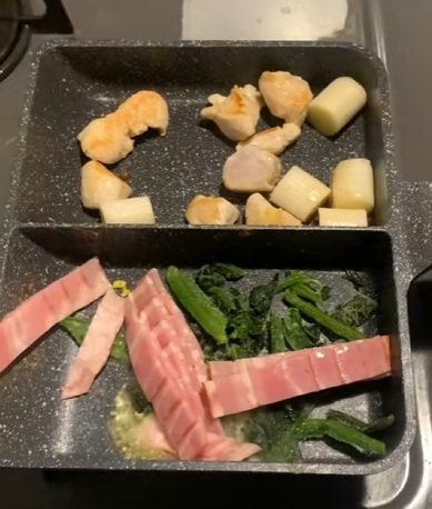 鶏むね肉とネギを炒めます