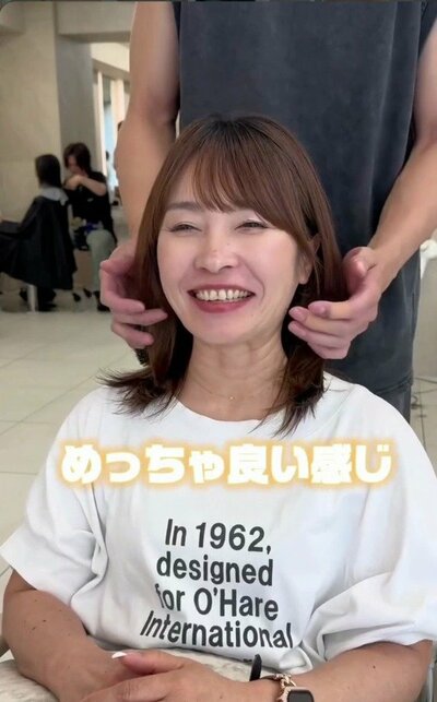 肩にふれる長さの、毛先が外にはねる、軽やかなスタイル（アフター）