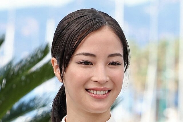 広瀬すず ルイ・ヴィトンのドレス姿が大反響！「全部が美しい」「可愛すぎてどうしましょう」ギャップある愛嬌たっぷりの姿も