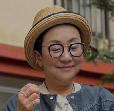 【64歳マダム】しまむらの「キッズTシャツ」を着こなす！GUの「ロングスカート」と合わせて目を引く素敵な大人カジュアルコーデに