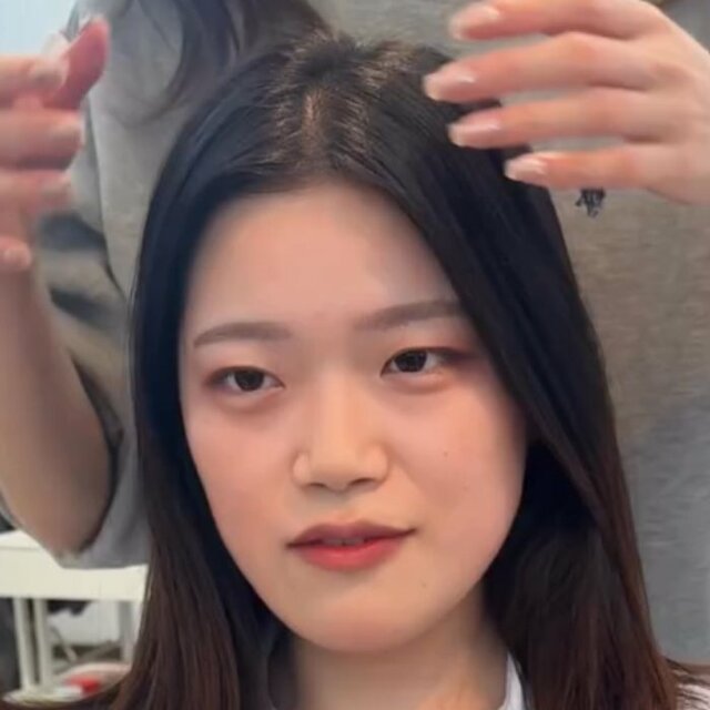 「面長が気になる」女性が顔まわりカットで小顔見えするヘアにスタイルチェンジ