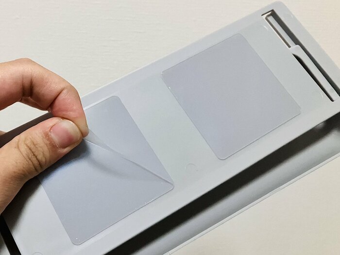 シールで固定するため、傷付けたくない家具には取り付けないよう注意