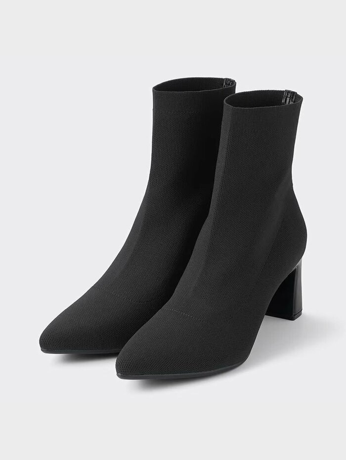 シンプルできれいめシルエットが目を惹く一足