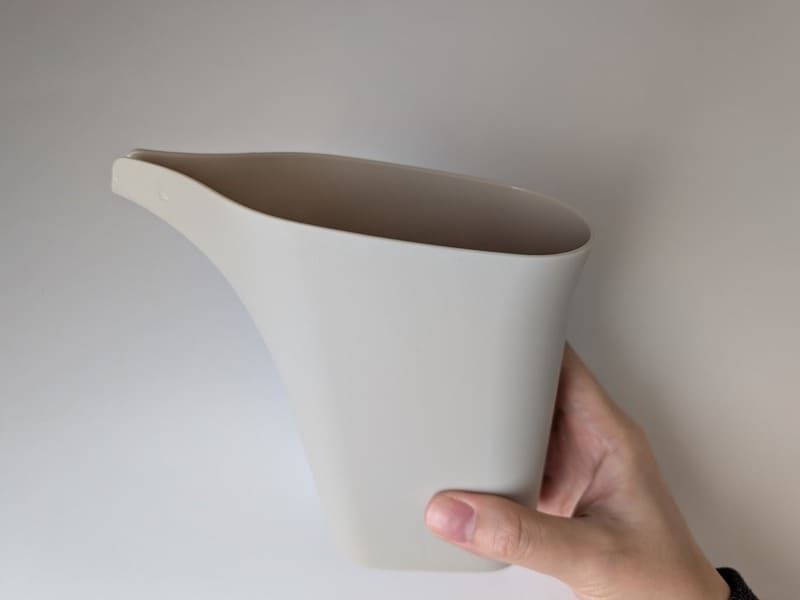 セリア　お部屋に馴染むコンパクトな水差し