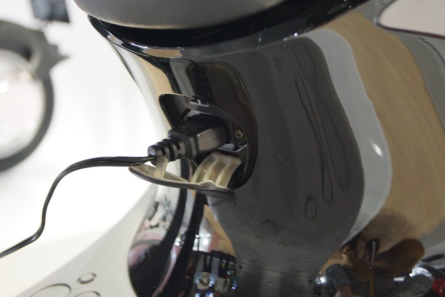 着脱式のバッテリーはスクーターに装着した状態でも充電可能。