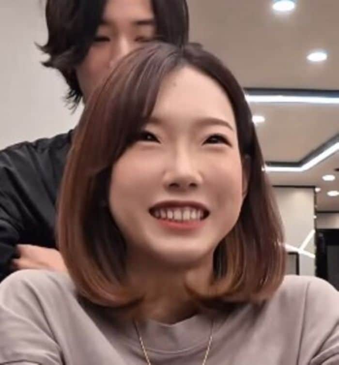 縮毛矯正とインナーカラーで悩む女性 大人っぽくイメチェンした姿が話題に