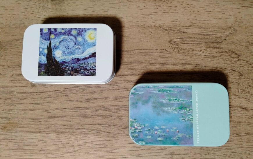 筆者撮影（ダイソー、スクエア缶（左ゴッホ）（右モネ））