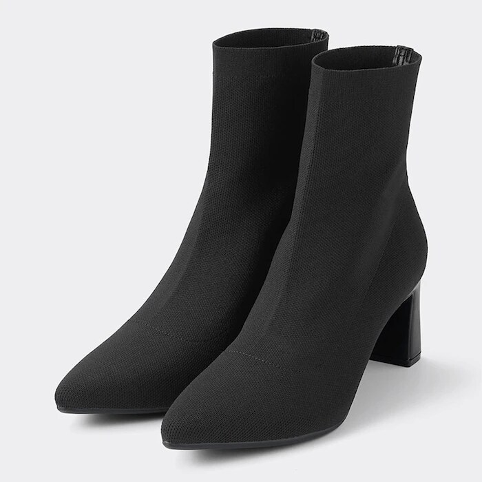伸縮するニット素材で足全体に優しくフィット。価格は3990円（税込）／出所：GU公式 ポインテッドニットブーツ