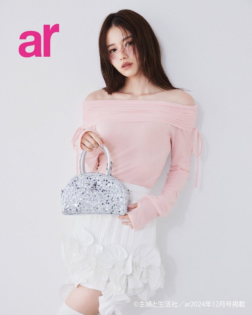 出所：株式会社マッシュホールディングス「【LILY BROWN】＜10月18日(金)先行予約開始＞女優・山本舞香が纏う「KANGOL」とのスペシャルコレクション＜ar2024年12月号掲載(2024年11月12日(火)発売＞」