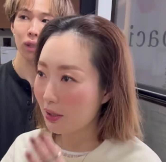 【大変身】“理想の髪型になりたい”オールバックヘア女性→前髪を作った結果…〈見違えるほど素敵〉な仕上がりに