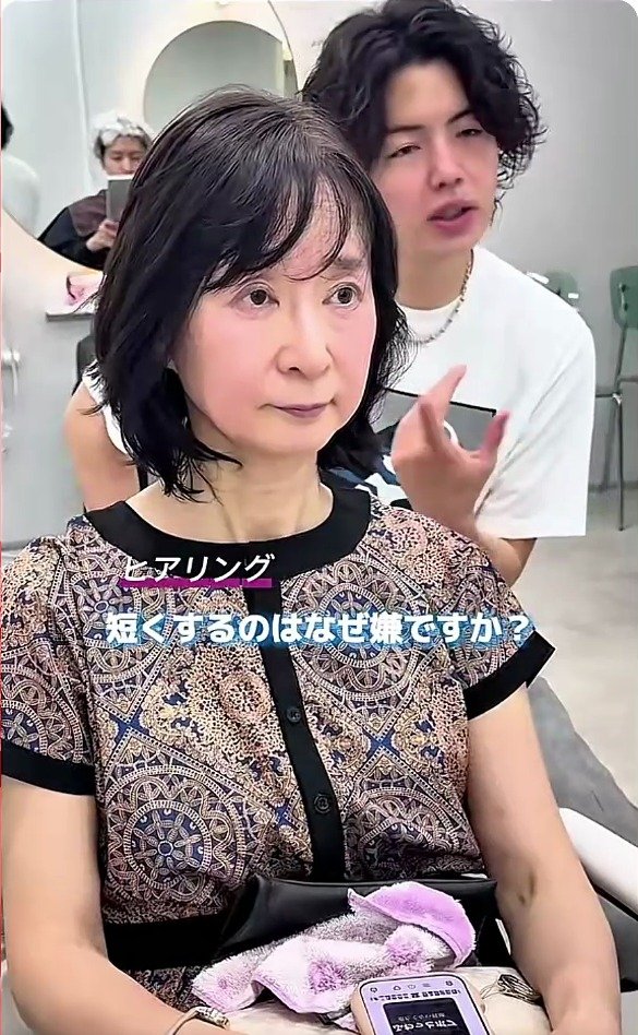 「髪がいつも邪魔で仕方なく耳にかけてます」と話した女性　カットで肩にぶつからない長さのはねボブにスタイルチェンジ