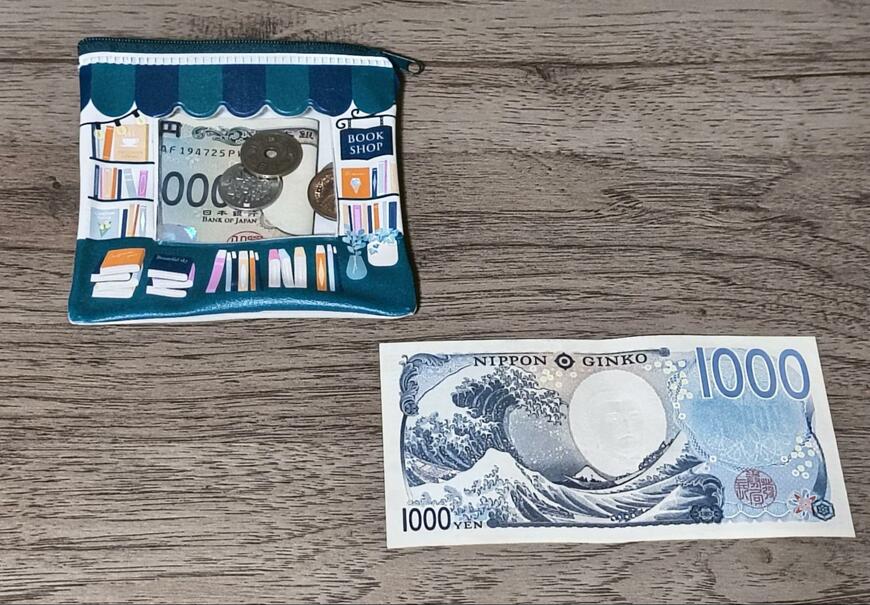 筆者撮影（キャンドゥ、PVC　窓付ポーチ　推しハピ　花屋＆本屋）