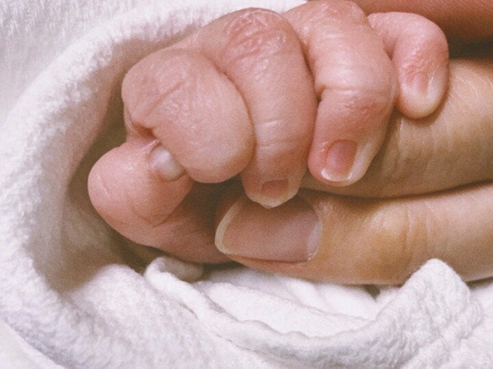 夫の誕生日に「息子を出産」した妻　1年後に撮影された「誕生日会」の様子に思わず感動