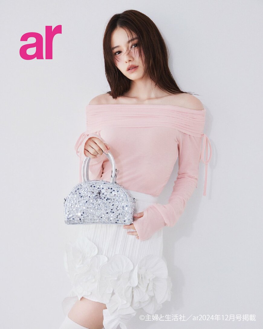 肩と脚の上品な露出コーディネートに身を包む山本舞香