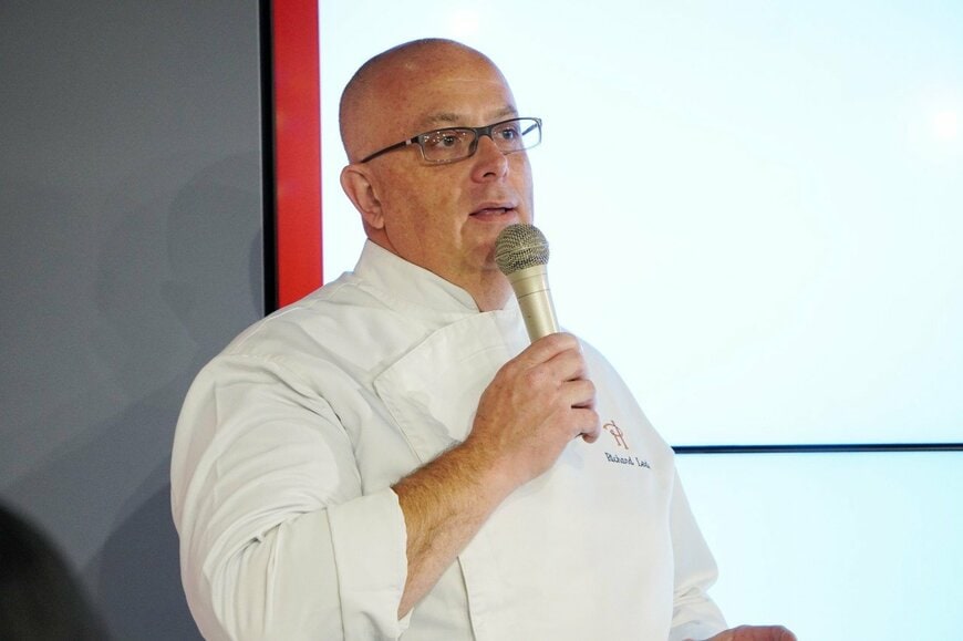 話をする男性の写真