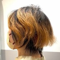 ショートボブスタイルの女性がプロの手で…上品で洗練された〈スッキリショート〉にスタイルチェンジ！