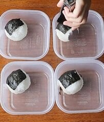 タッパーに詰める4人分の【大好きなおにぎり弁当】おかずも一緒に詰めて彩りよく仕上げたお弁当がたまらない…