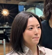 髪の多さが気になる女性が強めのパーマで大変身！「いい感じです」と大満足！