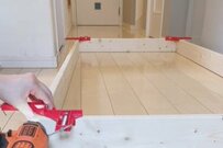 【築10年超戸建】デッドスペースを有効活用！冷蔵庫横のすき間収納をDIY　完成品に「それ、売って欲しい」