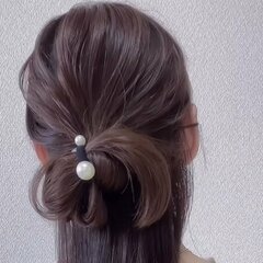【たった1分で完成】簡単お団子風「華やか見えハーフアップ」が大人世代の通勤ヘアにぴったり！ヘアゴム1本だけの垢抜けヘアアレンジ