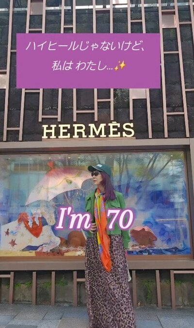 グリーンのジャケットとオレンジのスカーフを合わせたレオパード柄のワンピースコーデ
