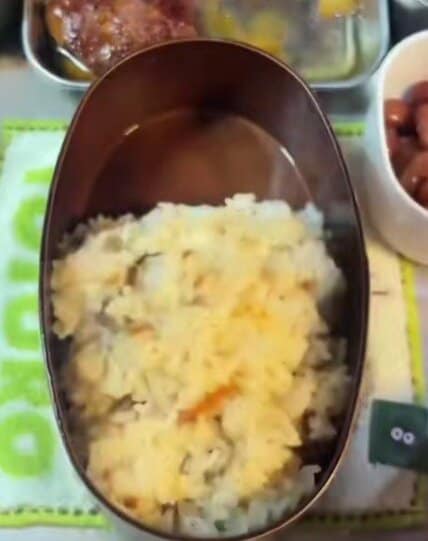 元料理人の父が息子に作る【超のっけ盛り弁当】蓋が閉まらない衝撃フォルムに思わず二度見！