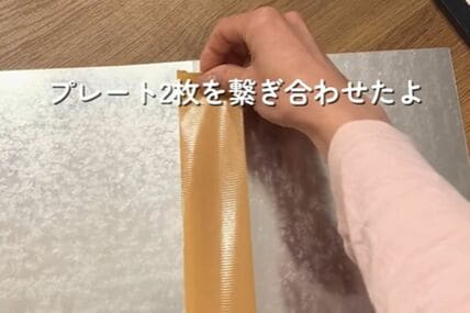 【100均DIY】ダイソーの額縁とスチールプレートを活用。布やレースでアレンジしてマグネットボードを手軽に作成し、お部屋のインテリアに馴染ませる工夫