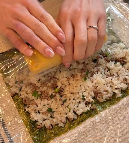 よく見ると表情が全部違う？パートナーに作った【卵巻き寿司弁当】まん丸卵の断面にかわいいの声