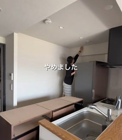 築25年中古マンション〈キッチンの真っ白な壁〉→レンガ調の壁紙DIYで〈重厚感あふれるブルックリンスタイル〉に雰囲気ガラリ！