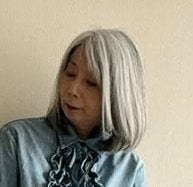 【60代マダム】デニムオンデニムの「甘辛コーデ」がおしゃれ！小物使いが光る着こなしに「とても素敵」「好みのコーデ」の声