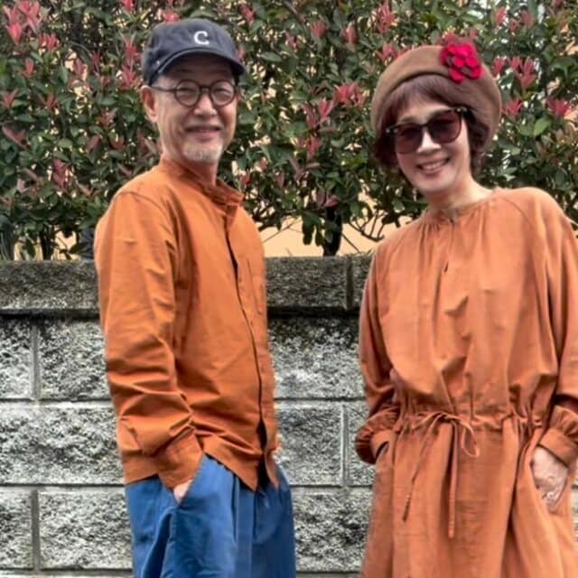 【60代の夫婦】オレンジで揃えたリンクコーデがおしゃれ！秋色を楽しむ夫婦ファッションに「素敵」の声