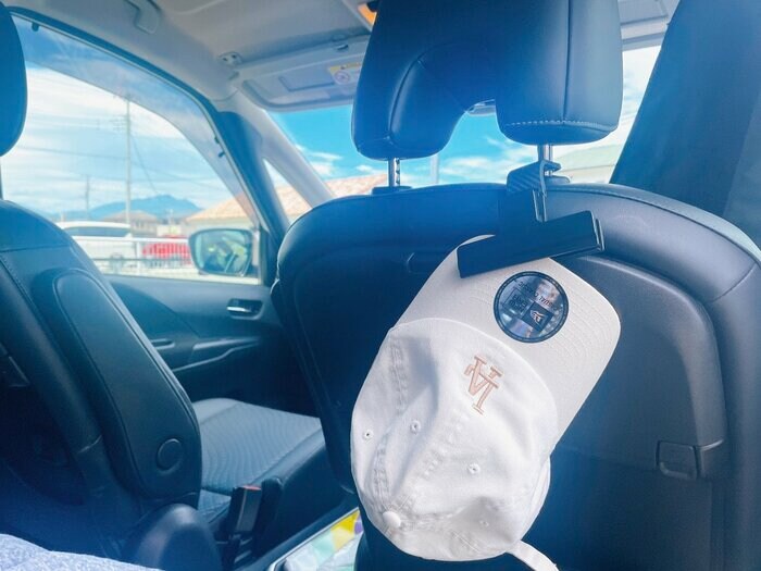 クリップに挟まれた帽子