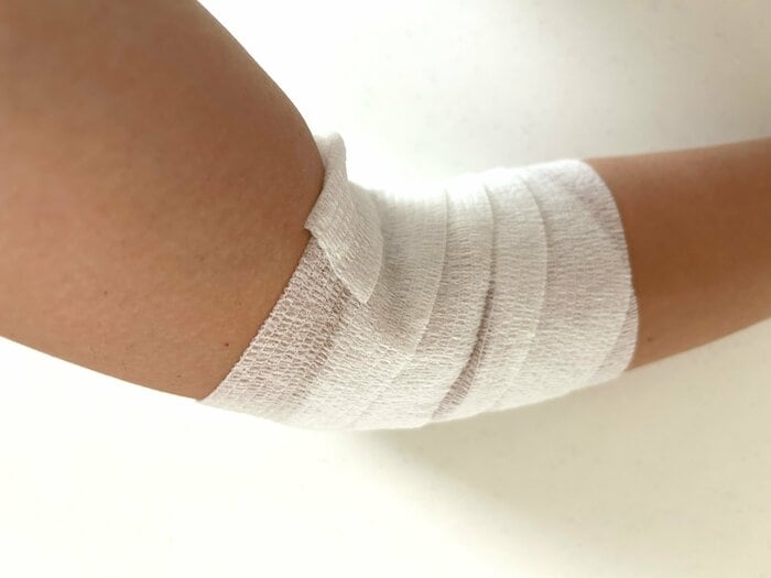 肘にも巻いてみました