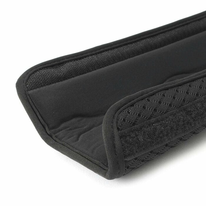 柔らかな素材がシートベルトから体にかかる圧力を効果的に分散