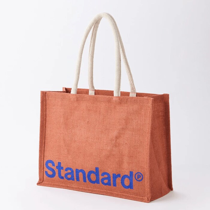 温かみあるオレンジが持つだけで元気を与えてくれます