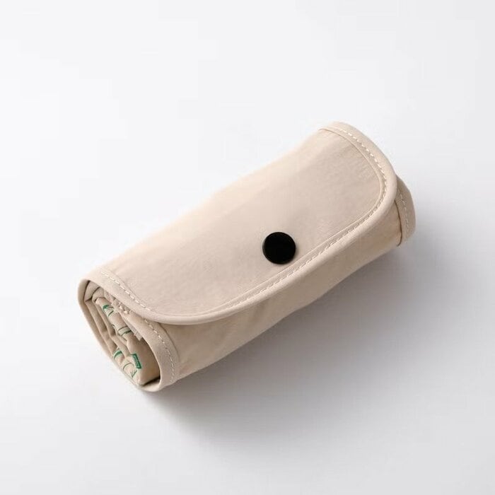 くるくると丸めて本体に付いているスナップボタンを留めるだけ