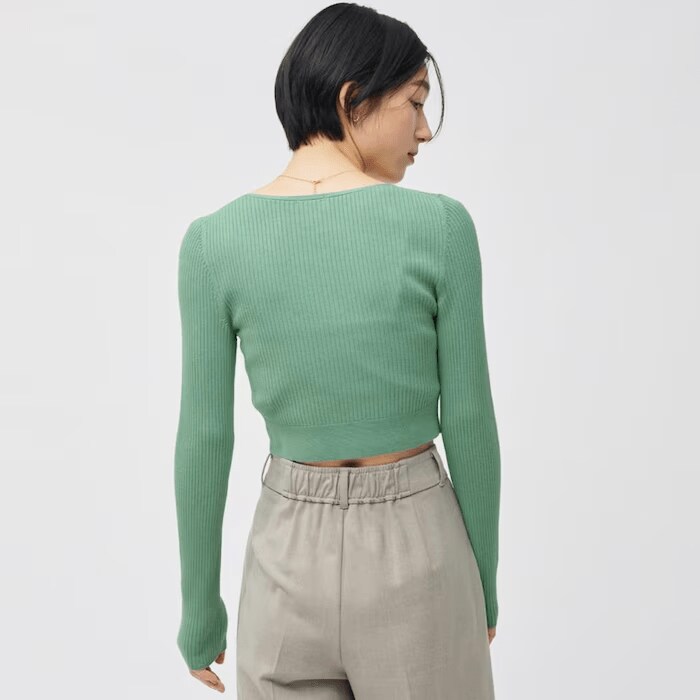 裾がリブ加工されているため、身体にフィットし、よりスリムに見えるのもうれしいポイント