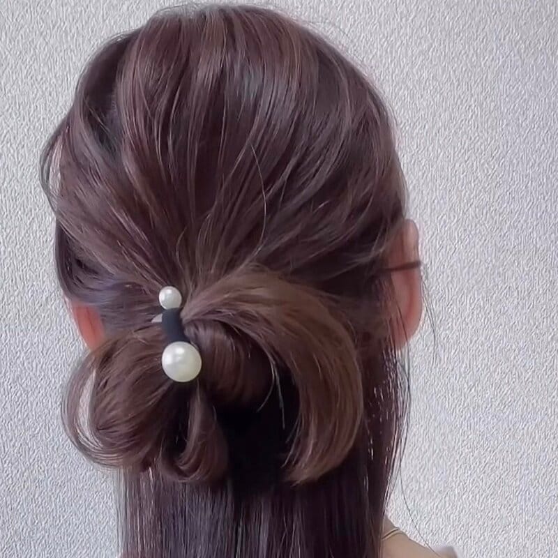 【たった1分で完成】簡単お団子風「華やか見えハーフアップ」が大人世代の通勤ヘアにぴったり！ヘアゴム1本だけの垢抜けヘアアレンジ