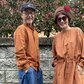 【60代の夫婦】オレンジで揃えたリンクコーデがおしゃれ！秋色を楽しむ夫婦ファッションに「素敵」の声