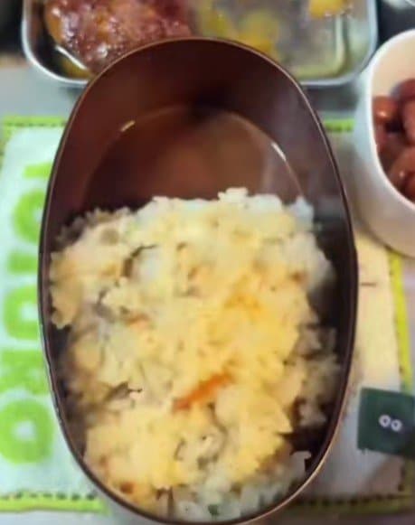 元料理人の父が息子に作る【超のっけ盛り弁当】蓋が閉まらない衝撃フォルムに思わず二度見！