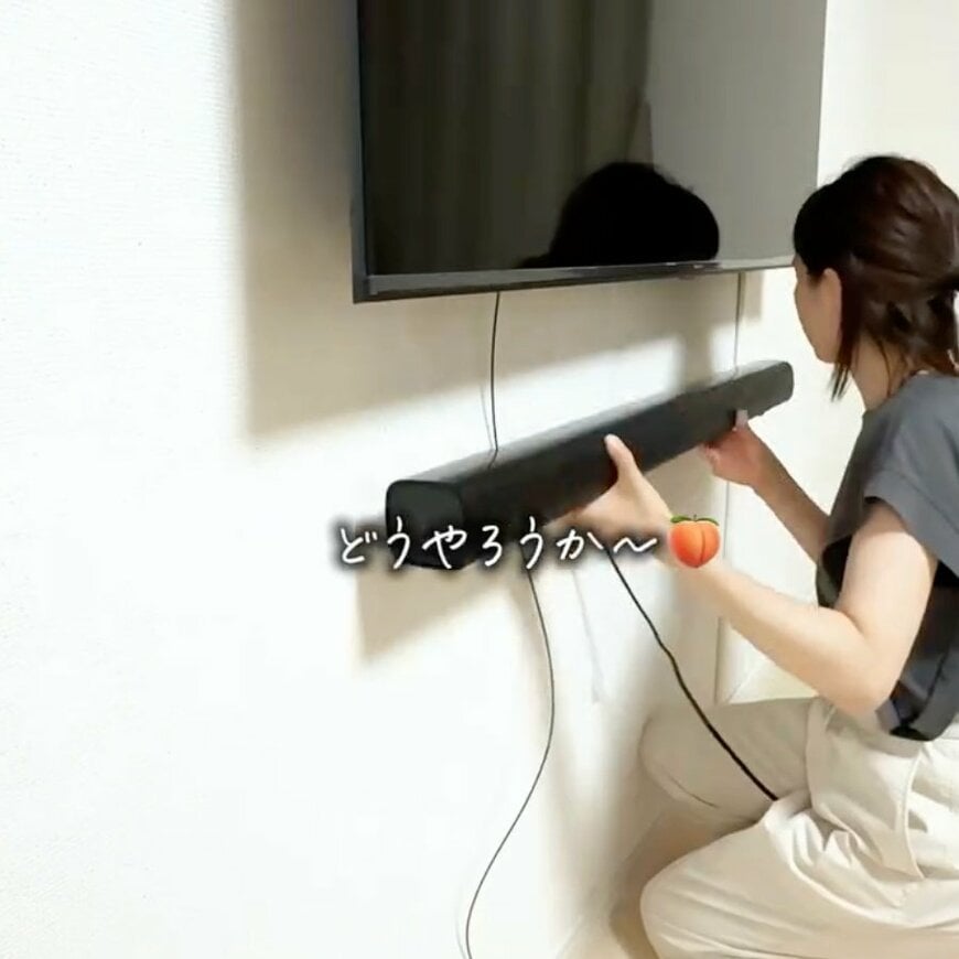 「汚部屋なんかじゃない」!? ごちゃごちゃの〈テレビまわり〉→便利すぎる〈収納グッズ〉でサウンドバーを浮かせてスッキリ!
