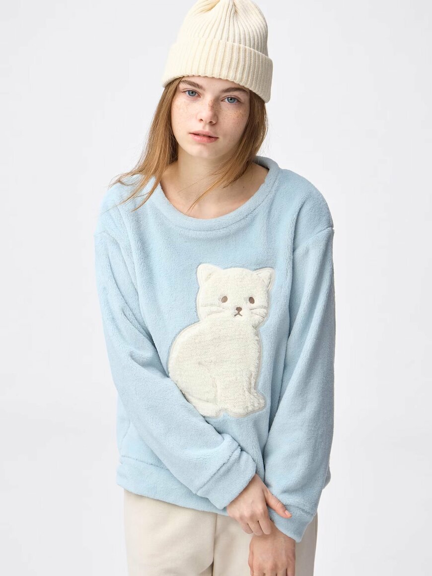 出所：GU公式　マシュマロフィールプルオーバー（ネコ）