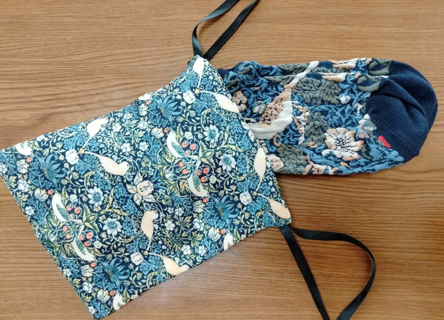 筆者撮影（セリア、巾着 ウィリアム・モリス/婦人ショートクルー丈 いちご泥棒柄 WM）